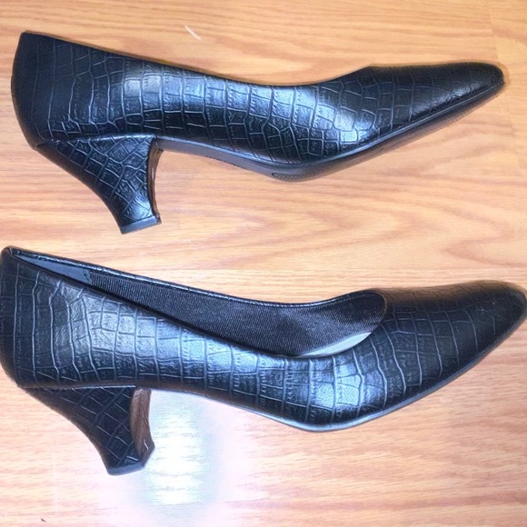 Easy Street Women’s Black leather pumps - Picture 1 of 6